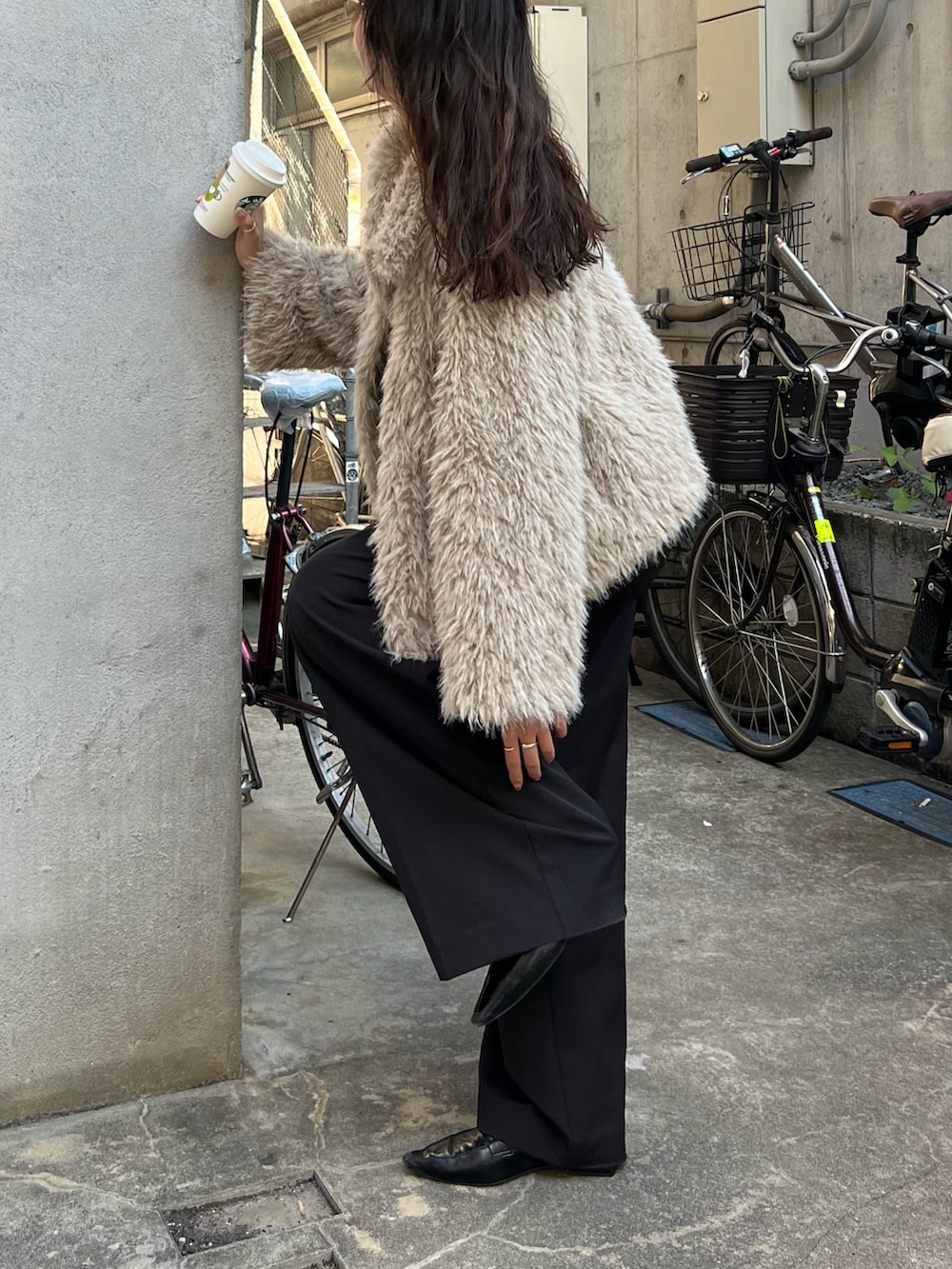 ブラック系のその他パンツ、ベージュ系のその他アウター、ブラック系のローファーを着用したレディースの秋コーディネートの3枚目の写真