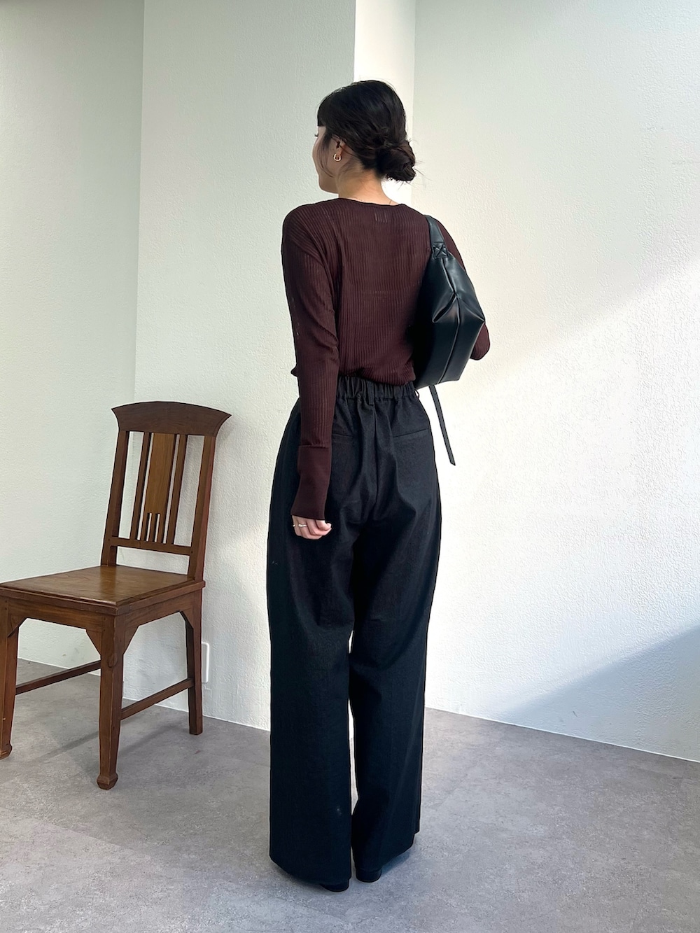 「秋服準備はじめました、休日スタイル、デニム、きれいめカジュアル、シアートップス、お出かけコーデ、初秋コーデ、キレイめコーデ、秋、ブラウン、着回しコーデ」｜「CAPRICIEUX LE'MAGEの【選べる4サイズ展開】2タックコットンパンツ（その他パンツ、ブラック系）」を使った、harunaさん（レディース・165cm）の夏コーディネートの4枚目の写真