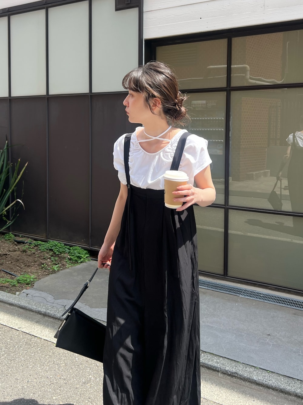 「大人カジュアル、最近のいい感じコーデ、リボン、モノトーン、フレアパンツ、春夏コーデ、シンプルコーデ、レイヤードスタイル、韓国ファッション、きれいめカジュアル、休日スタイル、大人女子、リラックススタイル、夏ファッション、大人かわいい」｜「CAPRICIEUX LE'MAGEのギャザーフレンチTシャツ（Tシャツ/カットソー、ホワイト系）」を使った、harunaさん（レディース・165cm）の春コーディネートの5枚目の写真