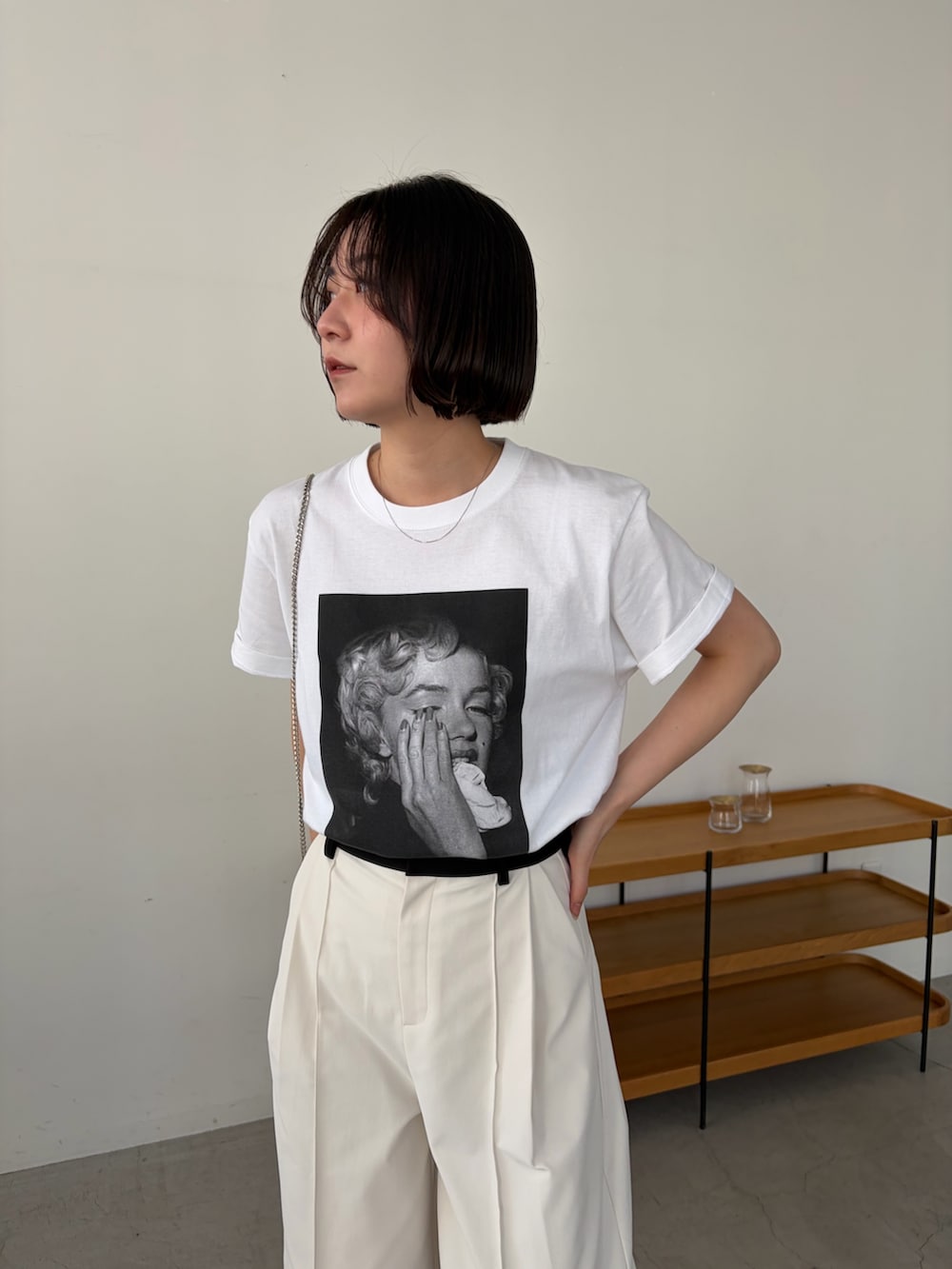 ホワイト系のその他パンツ、ホワイト系のTシャツ/カットソー、ブラック系のショルダーバッグを着用したレディースの冬コーディネートの2枚目の写真