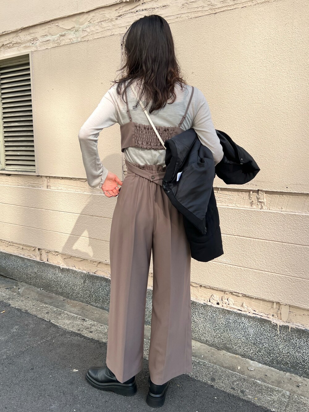 「冬コーデ、アウター、中綿アウター、ショート丈アウター、セットアップ、ビスチェ、パンツスタイル、淡色コーデ、きれいめカジュアル、お出かけコーデ、淡い色コーデ」｜「CAPRICIEUX LE'MAGEのWAVEキルト機能中綿ブルゾン（ブルゾン、ブラック系）」を使った、harunaさん（レディース・165cm）の秋コーディネートの2枚目の写真