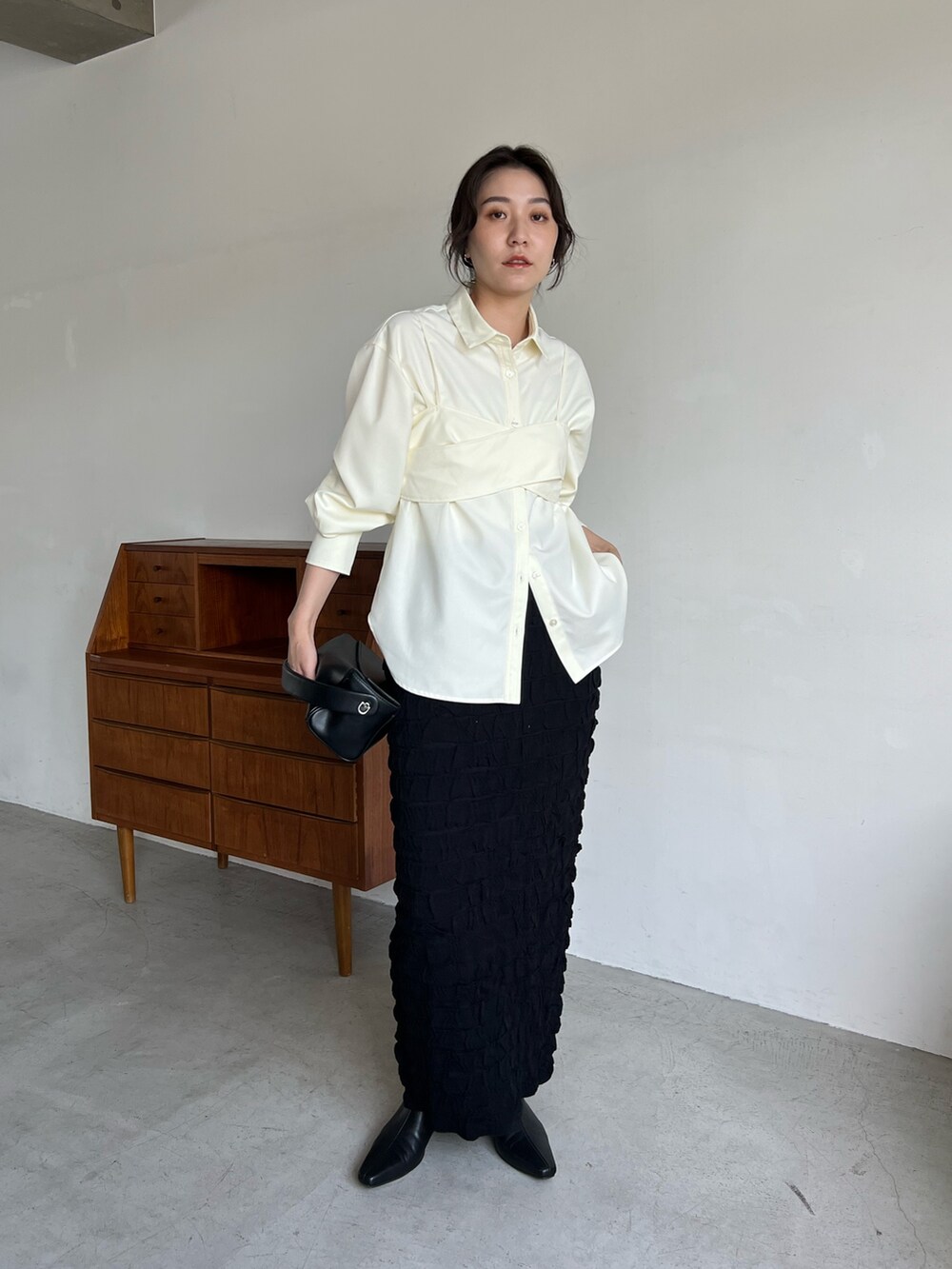 「淡色コーデ、秋服準備はじめました、シャツスタイル、デートコーデ、休日スタイル、ビスチェ、レイヤードスタイル、スカート、フクレジャガード、着痩せ・細見え、骨格ナチュラル」｜「CAPRICIEUX LE'MAGEのふくれジャガードスカート（スカート、ブラック系）」を使った、harunaさん（レディース・165cm）の秋コーディネートの3枚目の写真