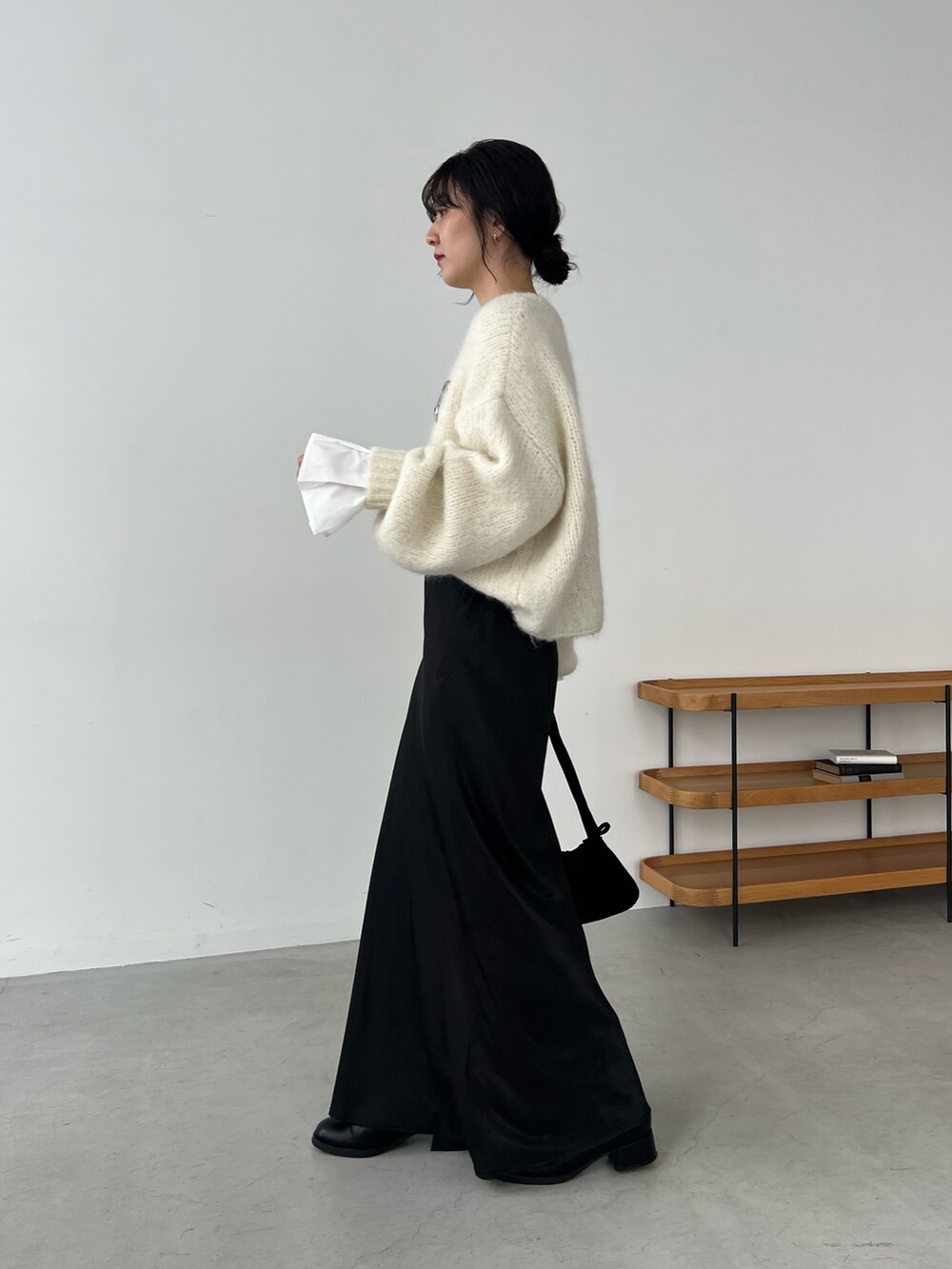 「おしゃ見えテクニック、ニット、レイヤードスタイル、お出かけコーデ、秋コーデ、休日スタイル、モヘアニット、フレアスカート、スカート、サテンスカート」｜「CAPRICIEUX LE'MAGEのフレアカフスロンT（Tシャツ/カットソー、ホワイト系）」を使った、harunaさん（レディース・165cm）の秋コーディネートの4枚目の写真