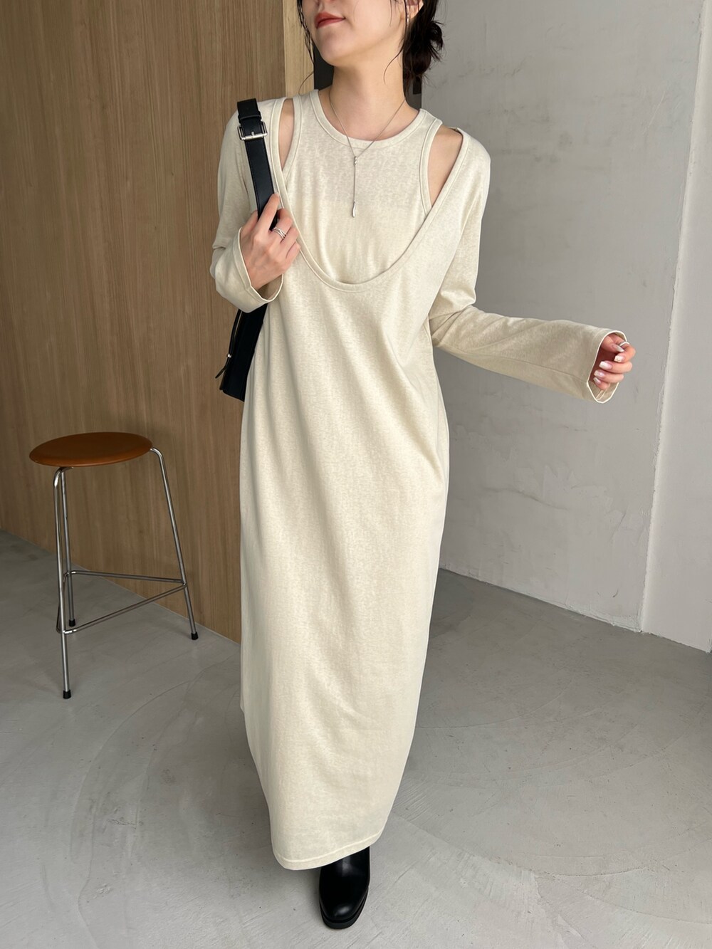 「お出かけコーデ、秋服準備はじめました、レイヤードスタイル、淡色コーデ、ワンピース、ブーツ、シンプルコーデ、骨格ナチュラル、高身長女子」｜「CAPRICIEUX LE'MAGEの【低身長サイズあり】2SET Uネックワンピース（ワンピース、ベージュ系）」を使った、harunaさん（レディース・165cm）の夏コーディネートの6枚目の写真