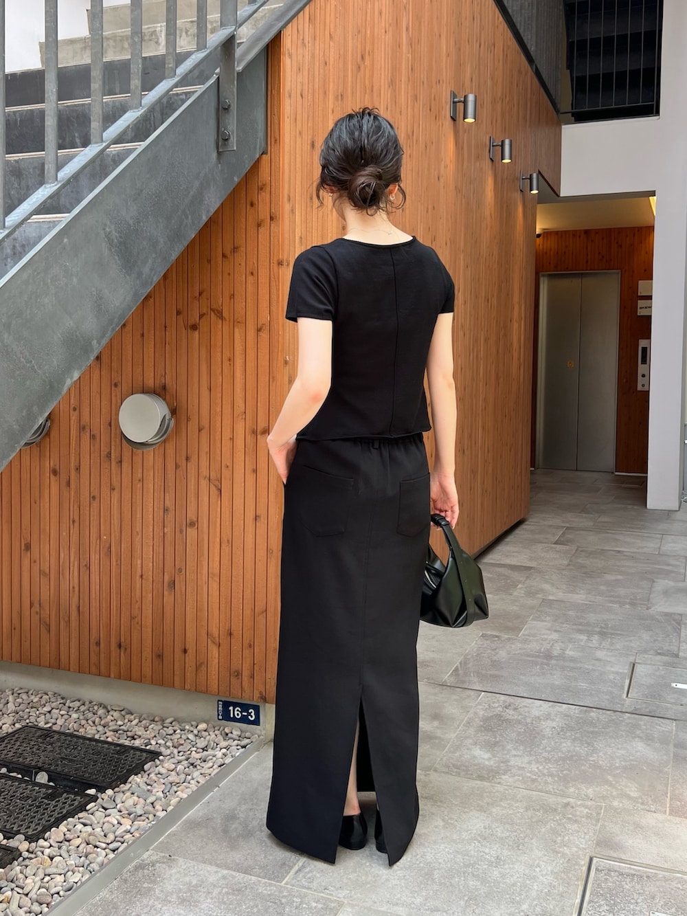 「シンプルコーデ、きれいめカジュアル、ブラックコーデ、お出かけコーデ、シンプルスタイル、おでかけコーデ、ラクチンコーデ、スカート、ニット、骨格ナチュラル」｜「CAPRICIEUX LE'MAGEのフリルボタンチビ袖カーディガン（カーディガン/ボレロ、ブラック系）」を使った、harunaさん（レディース・165cm）の夏コーディネートの5枚目の写真