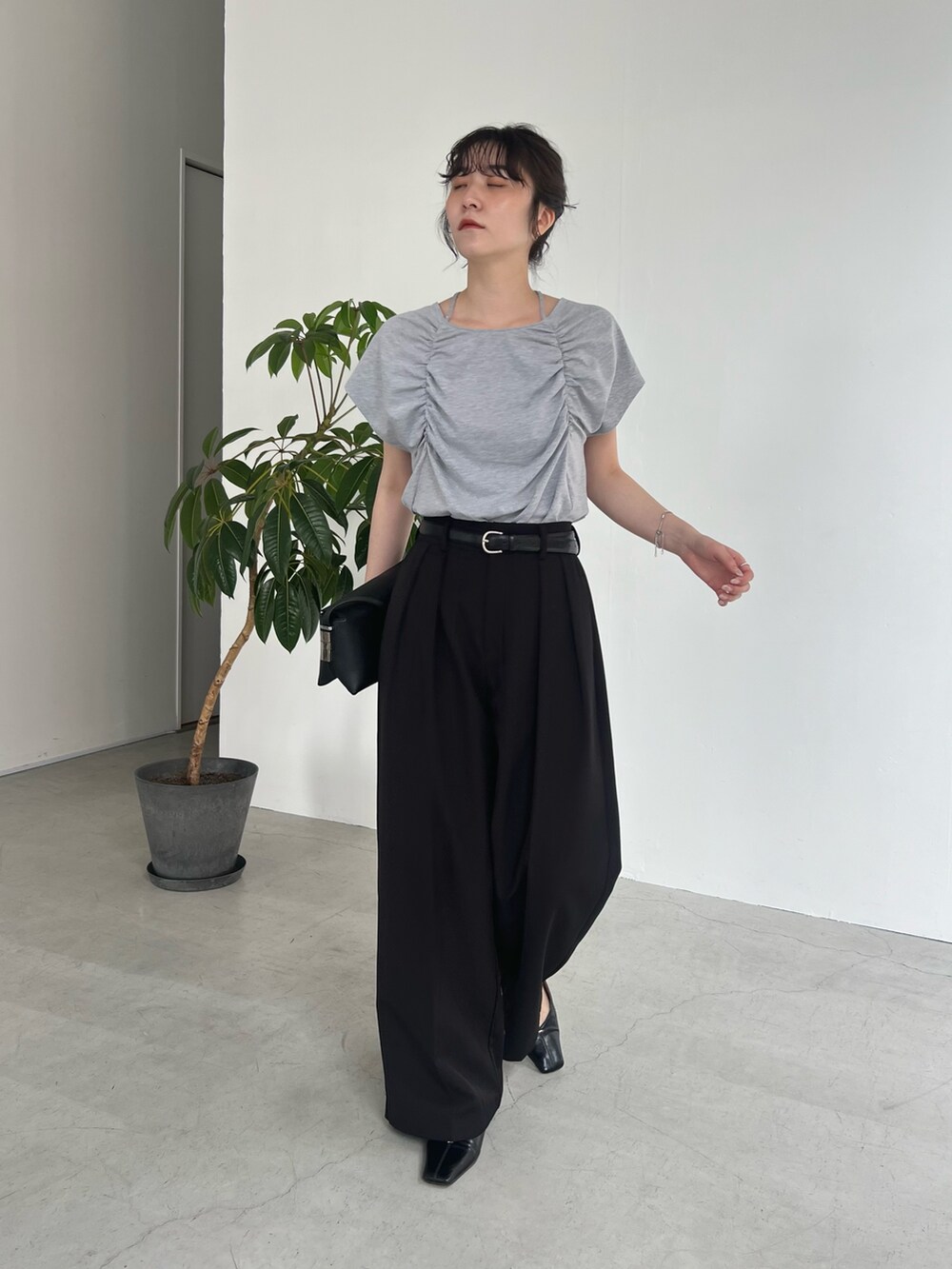 「大人カジュアル、最近のいい感じコーデ、春夏コーデ、シンプルコーデ、レイヤードスタイル、きれいめカジュアル、休日スタイル、大人女子、大人かわいい、カジュアルコーデ、ラクチンコーデ、夏ファッション、オトナカジュアル、今日のコーデ、パンツスタイル」｜「CAPRICIEUX LE'MAGEの＜新色追加/ブルー＞2タックワイドパンツ（その他パンツ、ブラック系）」を使った、harunaさん（レディース・165cm）の春コーディネートの3枚目の写真