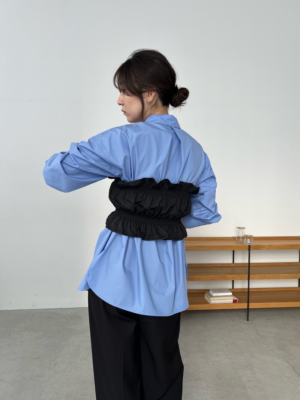 「シャツスタイル、秋服準備はじめました、ビスチェ、ブルー、お出かけコーデ、休日スタイル、レイヤードスタイル」｜「CAPRICIEUX LE'MAGEの＜新色追加/ブルー＞2タックワイドパンツ（その他パンツ、ブラック系）」を使った、harunaさん（レディース・165cm）の夏コーディネートの5枚目の写真