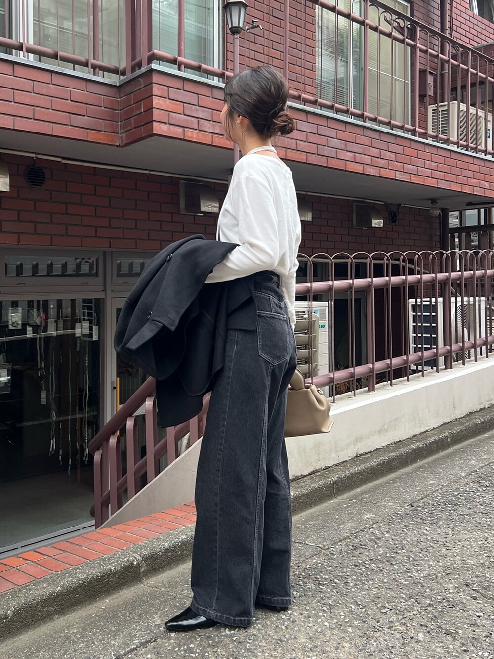 「お出かけコーデ、ロンT、デニム、デニムコーデ、オトナカジュアル、きれいめカジュアル、コート、骨格ナチュラル、シンプルコーデ」｜「CAPRICIEUX LE'MAGEのセンター切替デニム（デニムパンツ、ブラック系）」を使った、harunaさん（レディース・165cm）の秋コーディネートの3枚目の写真