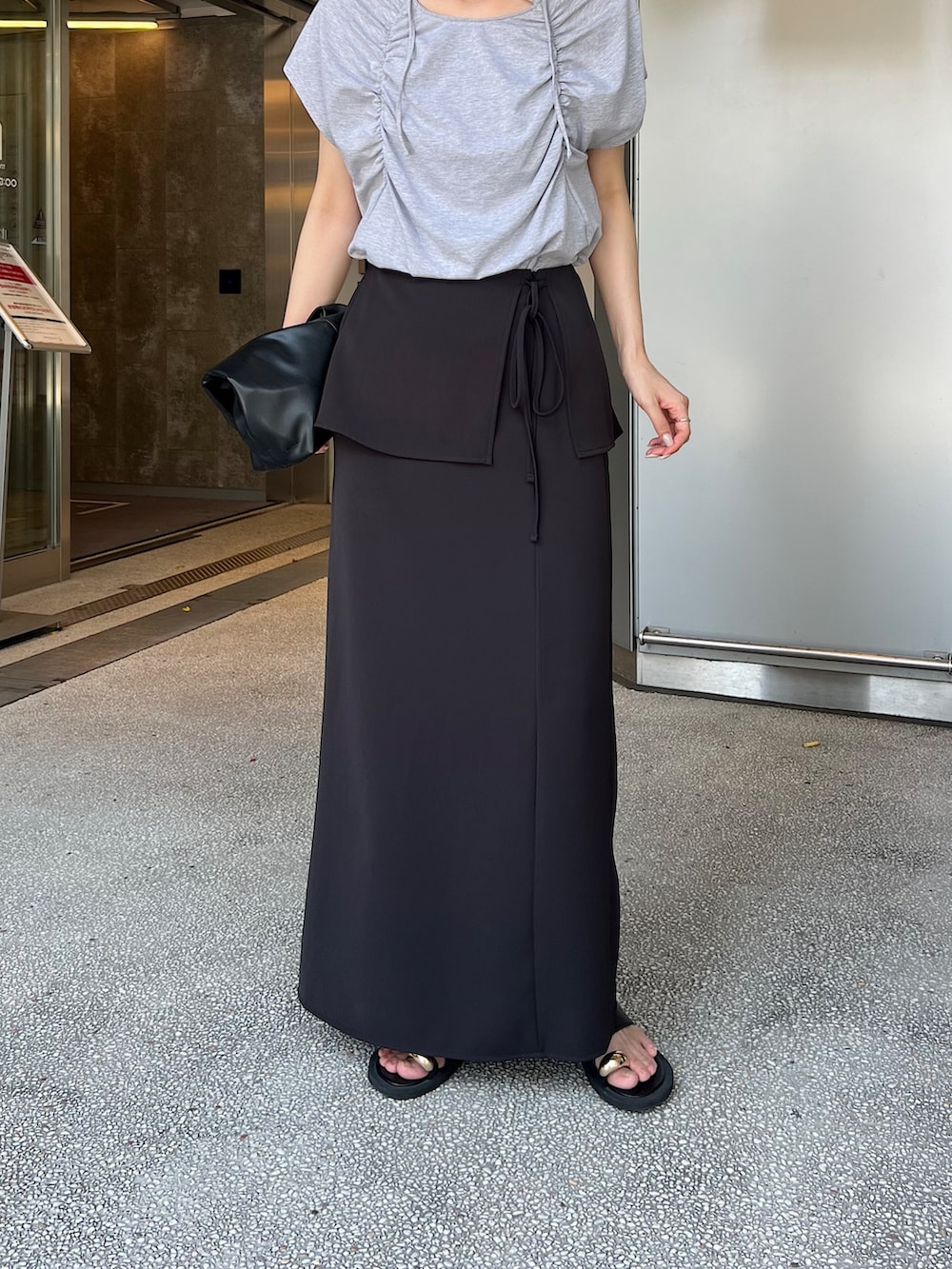 「ブラックコーデ、ノースリーブ、サンダル、お出かけコーデ、休日スタイル、シンプルコーデ、きれいめカジュアル、夏コーデ、おでかけコーデ、おしゃれさんと繋がりたい、骨格ナチュラル」｜「CAPRICIEUX LE'MAGEのギャザーフレンチTシャツ（Tシャツ/カットソー、グレー系）」を使った、harunaさん（レディース・165cm）の夏コーディネートの5枚目の写真