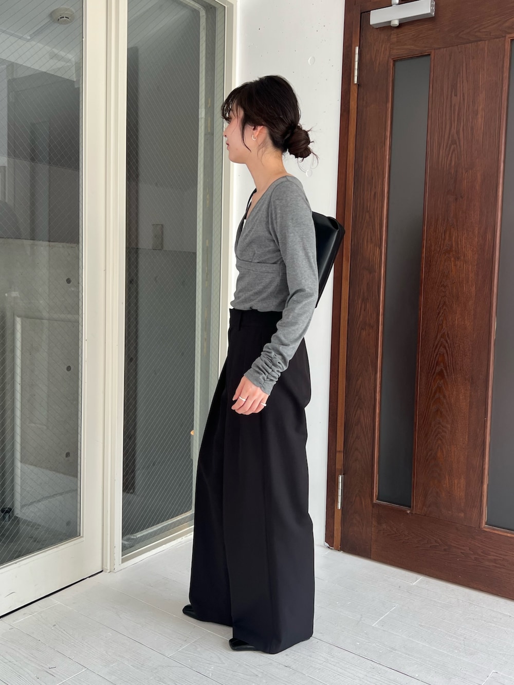 グレー系のTシャツ/カットソー、ブラック系のその他パンツ、ブラック系のパンプスを着用したレディースの夏コーディネートの4枚目の写真