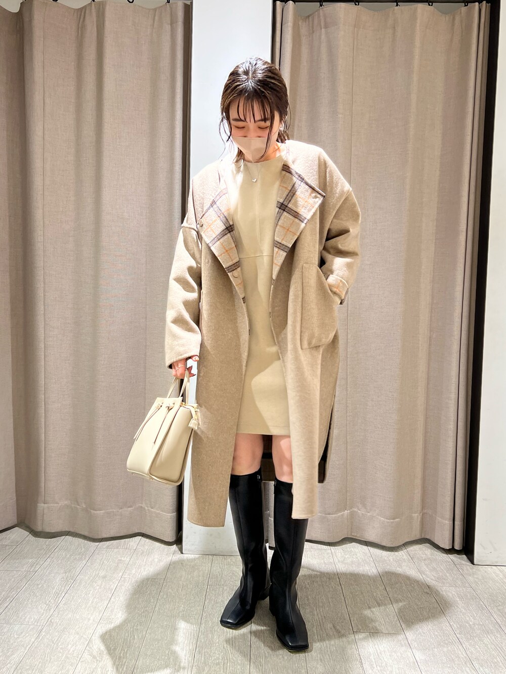「カジュアルコーデ、淡色コーデ、消えそうな色コーデ、リバーシブル、コート、ロングブーツ、ミニワンピ、きれいめカジュアル、お出かけコーデ、高身長女子」｜「CAPRICIEUX LE'MAGEのストレッチメルトンミニワンピース（ワンピース、ベージュ系）」を使った、harunaさん（レディース・165cm）の秋コーディネートの2枚目の写真