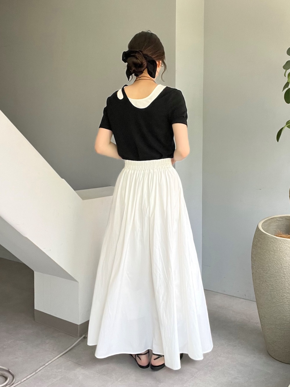 「レイヤードスタイル、サンダル、白Tシャツ、黒Tシャツ、モノトーン、デートコーデ、ロングスカート、きれいめカジュアル、夏コーデ、韓国ファッション、お出かけコーデ、大人可愛い、着回しコーデ、オトナ女子、きれいめコーディネート」｜「CAPRICIEUX LE'MAGEの【1枚で着映え】レイヤードアシメネックTシャツ（Tシャツ/カットソー、ブラック系）」を使った、harunaさん（レディース・165cm）の夏コーディネートの4枚目の写真