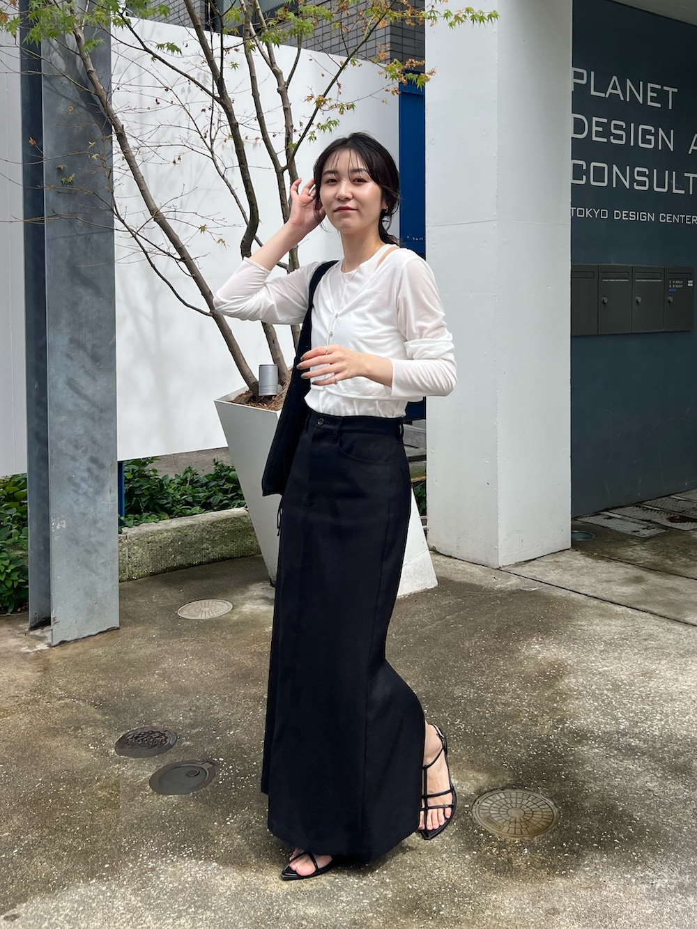 「お出かけコーデ、秋服準備はじめました、モノトーン、デートコーデ、レイヤードスタイル、スカート、タンクトップ、カーディガン、シンプルコーデ、大人カジュアル、きれいめカジュアル、サンダル、骨格ナチュラル」｜「CAPRICIEUX LE'MAGEの【低身長サイズあり】マキシIラインスカート（スカート、ブラック系）」を使った、harunaさん（レディース・165cm）の夏コーディネートの2枚目の写真
