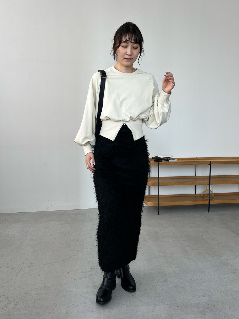「秋コーデ、キャップ、スエット、シャギーニット、モノトーン、スカート、メガネ男子、骨格ナチュラル、大人カジュアル、きれいめカジュアル」｜「CAPRICIEUX LE'MAGEのシャギーファースカート（スカート、ブラック系）」を使った、harunaさん（レディース・165cm）の秋コーディネートの3枚目の写真