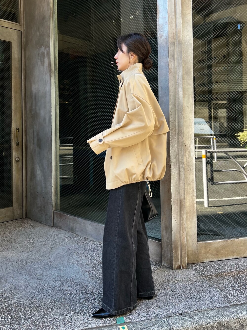「トレンチコート、ハーフコート、デニム、大人女子、ラフコーデ、大人可愛い、オトナカワイイ、レディースファッション、オトナカジュアル、きれいめカジュアル、カラーコーデ、パンツスタイル、骨格ナチュラル、お出かけコーデ、春コーデ」｜「CAPRICIEUX LE'MAGEの【サイズ展開あり】ミドルトレンチコート（その他アウター、ベージュ系）」を使った、harunaさん（レディース・165cm）の冬コーディネートの3枚目の写真