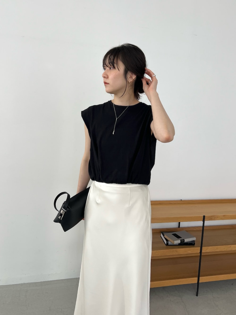 「最近のいい感じコーデ、モノトーン、大人カジュアル、春夏コーデ、シンプルコーデ、きれいめカジュアル、休日スタイル、大人女子、春、大人かわいい、ラクチンコーデ、休日、オトナカジュアル」｜「CAPRICIEUX LE'MAGEのバイアススカート（スカート、ホワイト系）」を使った、harunaさん（レディース・165cm）の春コーディネートの5枚目の写真