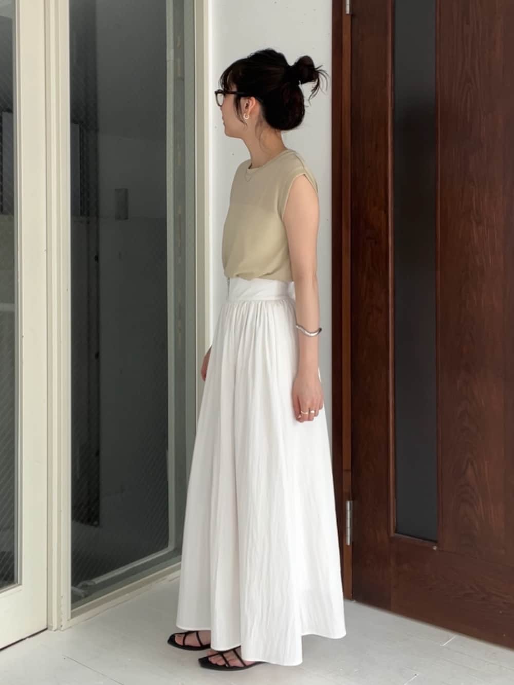 「サンダル、お出かけコーデ、デートコーデ、メガネ女子、淡色コーデ、きれいめカジュアル、シアートップス、初夏コーデ、カラーコーデ、着回しコーデ、リラックススタイル、きれいめコーディネート、ヘルシーコーデ、大人女子、フレアスカート」｜「CAPRICIEUX LE'MAGEのラメトップスフレアスカートSET（ワンピース、ホワイト系）」を使った、harunaさん（レディース・165cm）の春コーディネートの3枚目の写真