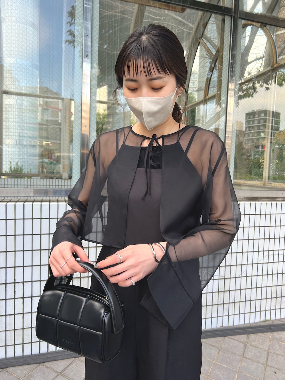 「大人カジュアル、休日スタイル、大人かわいい、パンツコーデ、シースルー、シアートップス、キャミサロペット、サロペット、きれいめカジュアル、ブラック、お呼ばれスタイル、オケージョン、お出かけコーデ、春先取り」｜「CAPRICIEUX LE'MAGEの【オケージョンアイテム】オーガンジーSETサロペット（つなぎ/オールインワン、ブラック系）」を使った、harunaさん（レディース・165cm）の冬コーディネートの3枚目の写真