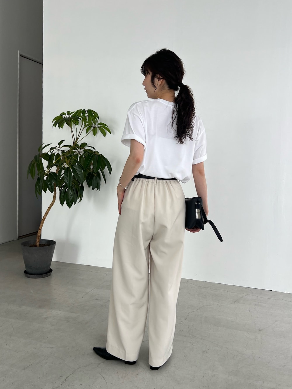 「最近のいい感じコーデ、大人カジュアル、春夏コーデ、シンプルコーデ、きれいめカジュアル、休日スタイル、大人女子、カジュアルコーデ、ラクチンコーデ、夏ファッション、春カラー、休日、オトナカジュアル、トレンド、パンツスタイル」｜「GOOD ROCK SPEEDの〈GOOD ROCK SPEED〉JEEP Tシャツ（Tシャツ/カットソー、ホワイト系）」を使った、harunaさん（レディース・165cm）の春コーディネートの6枚目の写真