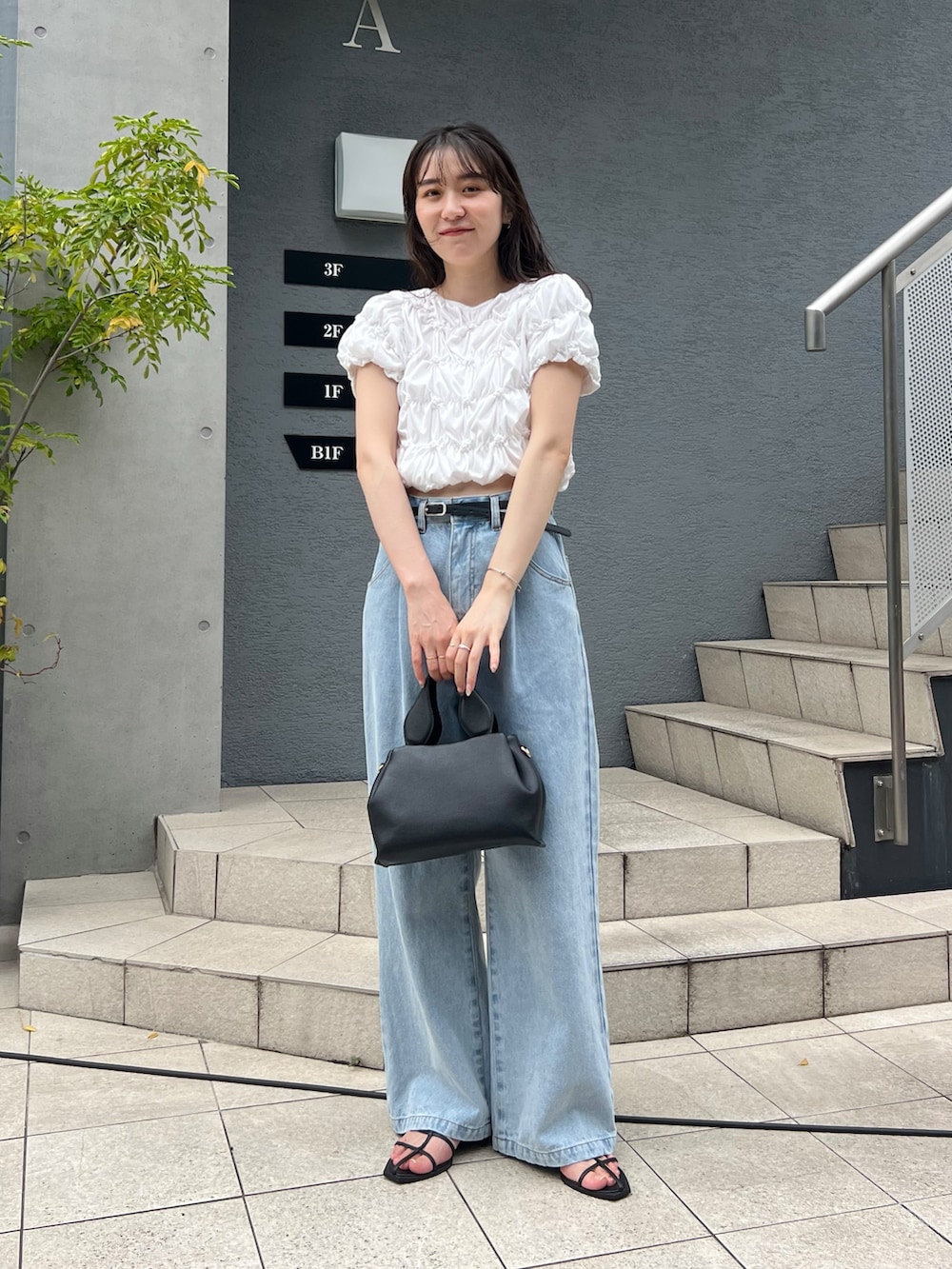 「サンダル、白Tシャツ、デートコーデ、きれいめカジュアル、夏コーデ、韓国ファッション、おでかけコーデ、夏服コーデ、オトナカジュアル、パンツコーデ、大人可愛い、春夏コーデ、シンプルスタイル、カジュアルスタイル、カラーコーデ」｜「CAPRICIEUX LE'MAGEのタックワイドデニム（デニムパンツ、ブルー系）」を使った、harunaさん（レディース・165cm）の夏コーディネートの2枚目の写真