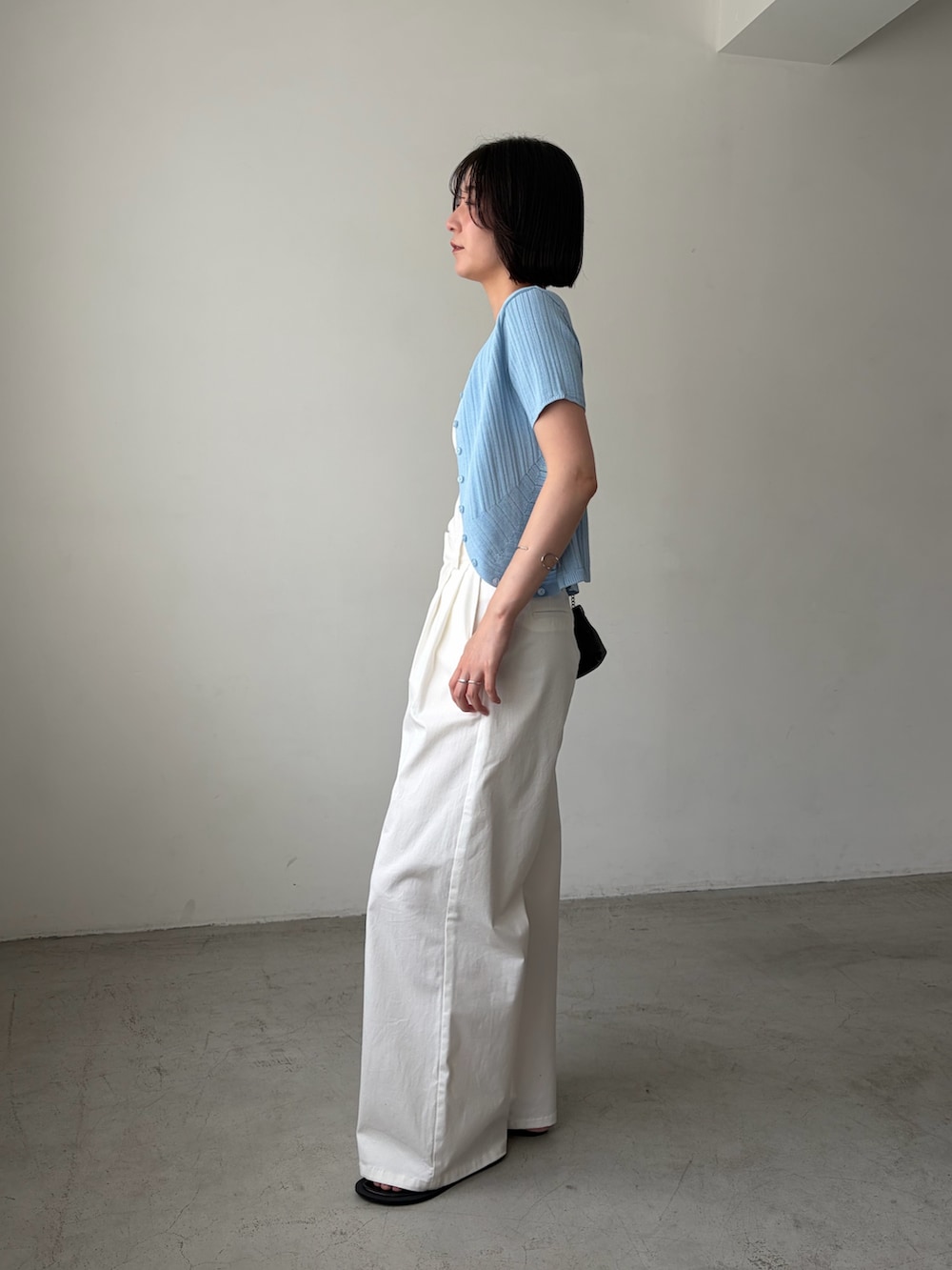ホワイト系のその他パンツ、ホワイト系のキャミソール、ブルー系のカーディガン/ボレロを着用したレディースの夏コーディネートの3枚目の写真
