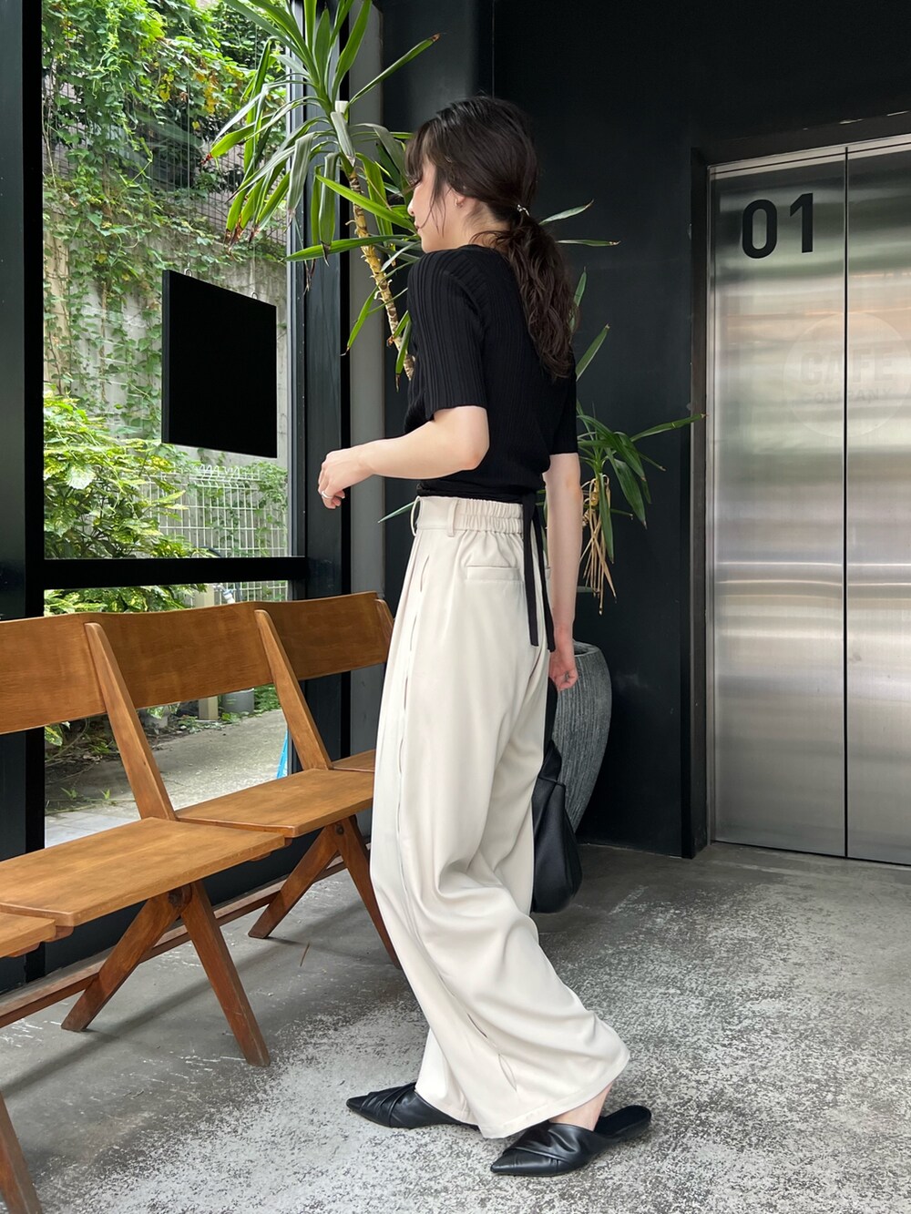 「お出かけコーデ、秋服準備はじめました、モノトーン、ミュール、休日スタイル、カシュクール、リブニット、パンツスタイル、オトナカジュアル、きれいめカジュアル、シンプルコーデ」｜「CAPRICIEUX LE'MAGEのサイドホールラインパンツ（その他パンツ、ホワイト系）」を使った、harunaさん（レディース・165cm）の夏コーディネートの4枚目の写真
