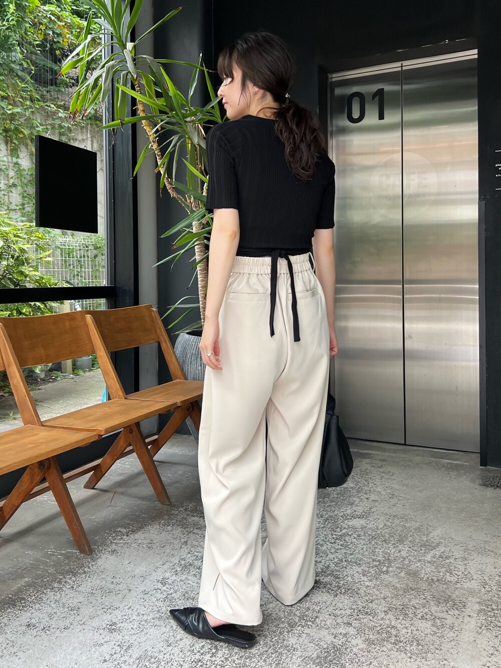 「お出かけコーデ、秋服準備はじめました、モノトーン、ミュール、休日スタイル、カシュクール、リブニット、パンツスタイル、オトナカジュアル、きれいめカジュアル、シンプルコーデ」｜「CAPRICIEUX LE'MAGEのサイドホールラインパンツ（その他パンツ、ホワイト系）」を使った、harunaさん（レディース・165cm）の夏コーディネートの5枚目の写真