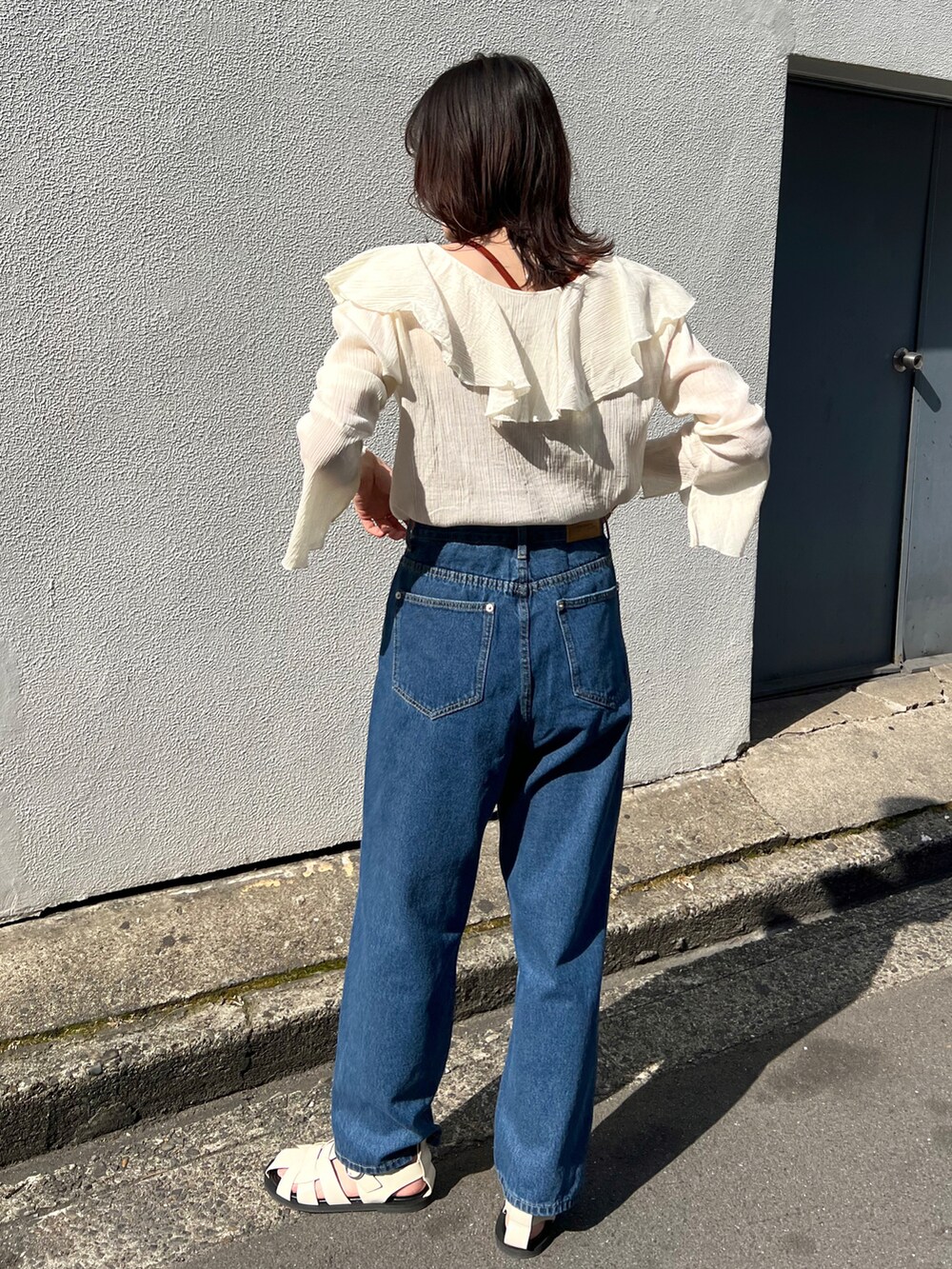 ホワイト系のシャツ/ブラウス、ブルー系のデニムパンツ、ホワイト系のサンダルを着用したレディースの春コーディネートの2枚目の写真