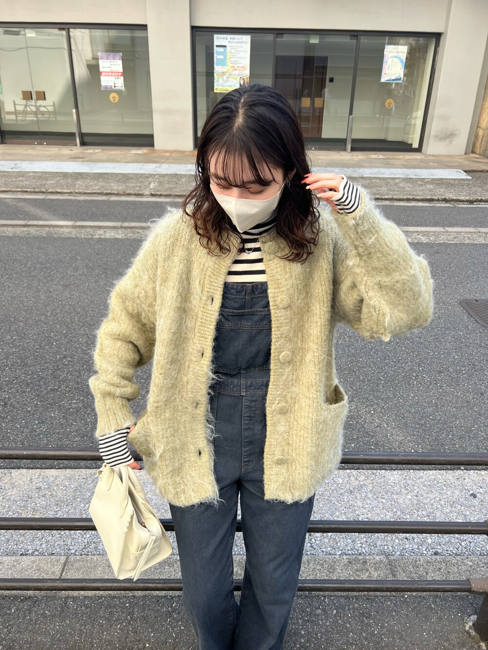 「冬コーデ、カジュアルコーデ、シンプルスタイル、カーディガン、ボーダー、サロペット、オーバーオール、お出かけコーデ、きれいめカジュアル、グリーン、高身長女子、シャギーニット」｜「CAPRICIEUX LE'MAGEのハイネックリブプルオーバー（ニット/セーター、ホワイト系）」を使った、harunaさん（レディース・165cm）の秋コーディネートの3枚目の写真