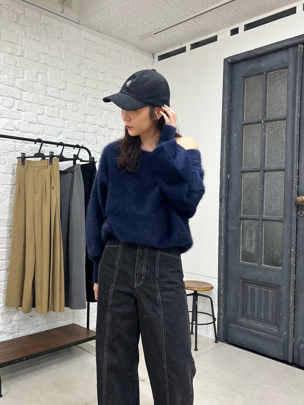 「CAPRICIEUX LE'MAGEのセンター切替デニム（デニムパンツ、ブラック系）」を使った、harunaさん（レディース・165cm）の秋コーディネートの3枚目の写真