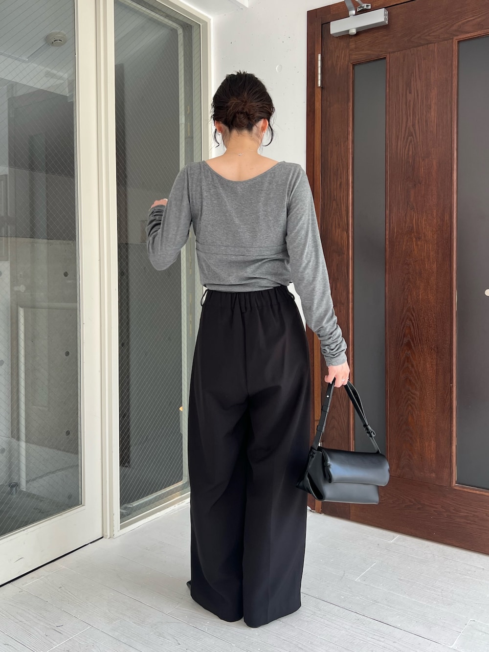 グレー系のTシャツ/カットソー、ブラック系のその他パンツ、ブラック系のパンプスを着用したレディースの夏コーディネートの5枚目の写真