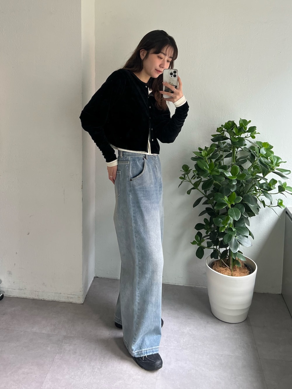 ブラック系のTシャツ/カットソー、ホワイト系のTシャツ/カットソーを着用したレディースの秋コーディネートの4枚目の写真