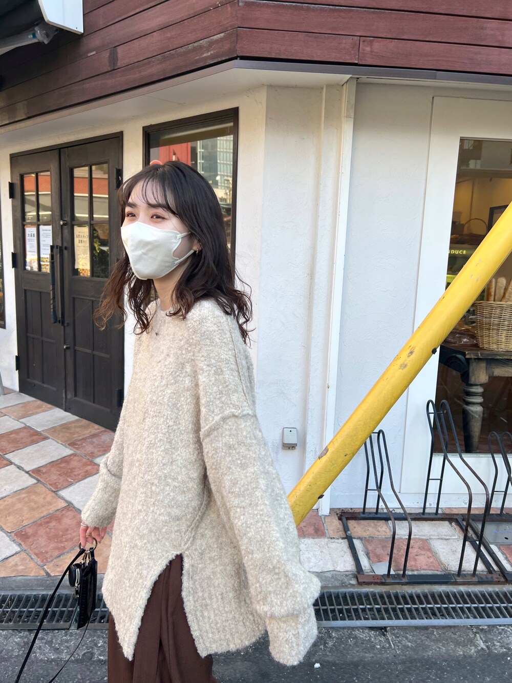 「カジュアルコーデ、シンプルスタイル、ゆるコーデ、きれいめカジュアル、シンプルコーデ、秋コーデ、お出かけコーデ、淡色コーデ、高身長女子、ストレートパンツ、パンツスタイル、ニットコーデ」｜「CAPRICIEUX LE'MAGEの【WEB限定】リングヤーンプルオーバー（ニット/セーター、ベージュ系）」を使った、harunaさん（レディース・165cm）の秋コーディネートの3枚目の写真