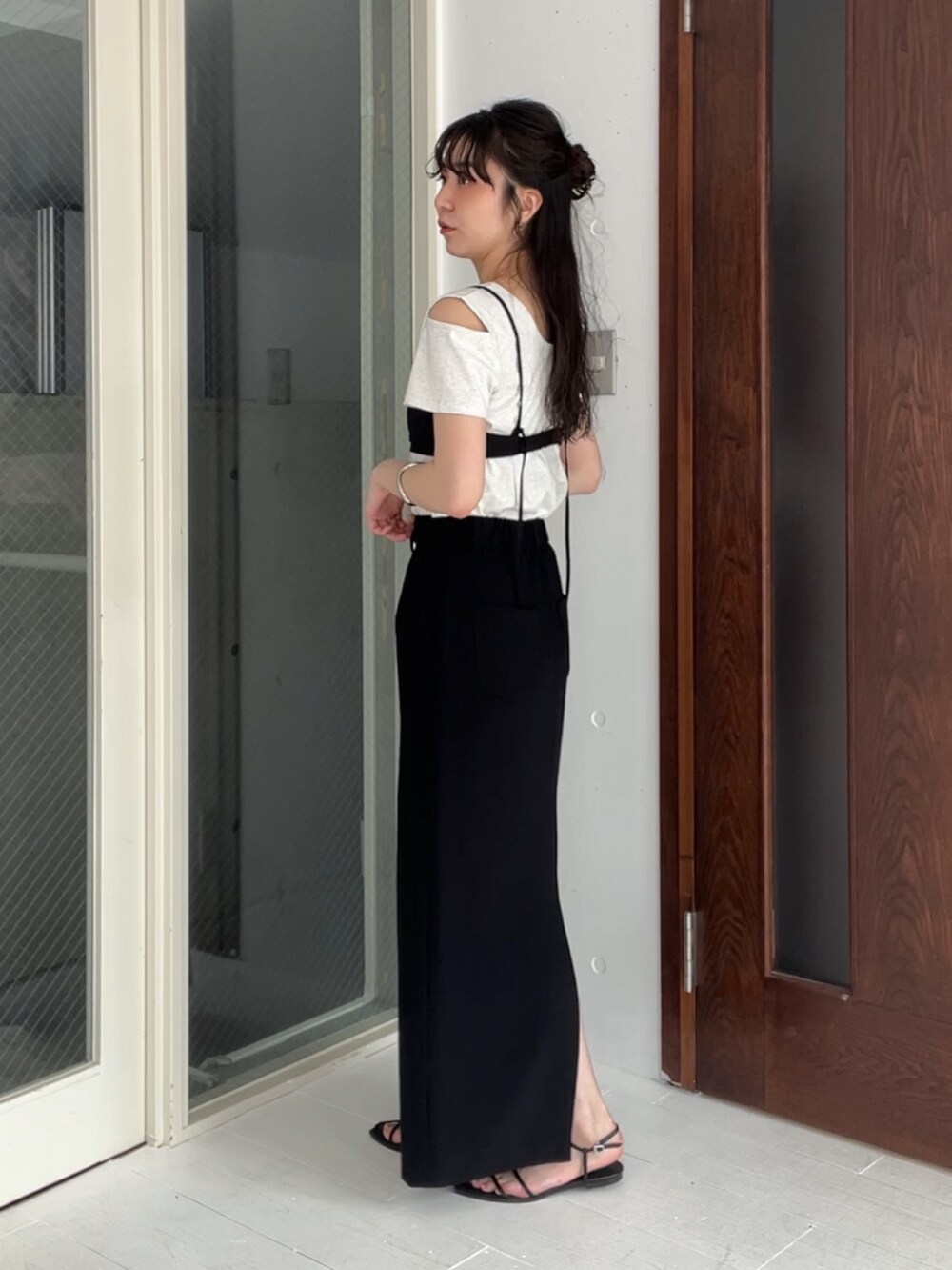 「雨の日コーデ、お出かけコーデ、モノトーン、デートコーデ、きれいめカジュアル、レイヤードスタイル、初夏コーデ、着回しコーデ、リラックススタイル、きれいめコーディネート、大人女子、デート」｜「CAPRICIEUX LE'MAGEのビスチェSETアシメTシャツ（Tシャツ/カットソー、シルバー系）」を使った、harunaさん（レディース・165cm）の春コーディネートの3枚目の写真