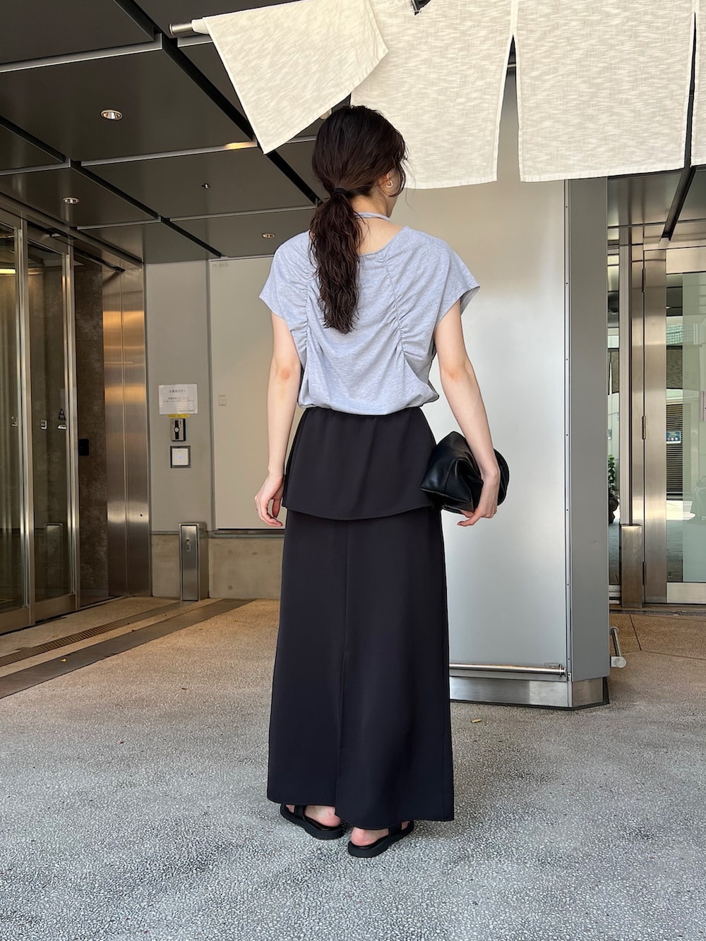 「ブラックコーデ、ノースリーブ、サンダル、お出かけコーデ、休日スタイル、シンプルコーデ、きれいめカジュアル、夏コーデ、おでかけコーデ、おしゃれさんと繋がりたい、骨格ナチュラル」｜「CAPRICIEUX LE'MAGEのギャザーフレンチTシャツ（Tシャツ/カットソー、グレー系）」を使った、harunaさん（レディース・165cm）の夏コーディネートの4枚目の写真