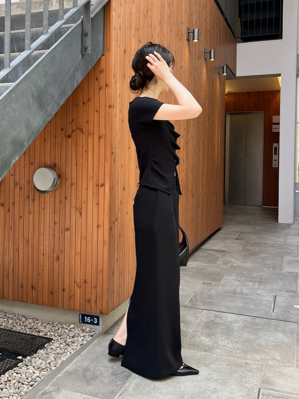 「シンプルコーデ、きれいめカジュアル、ブラックコーデ、お出かけコーデ、シンプルスタイル、おでかけコーデ、ラクチンコーデ、スカート、ニット、骨格ナチュラル」｜「CAPRICIEUX LE'MAGEのフリルボタンチビ袖カーディガン（カーディガン/ボレロ、ブラック系）」を使った、harunaさん（レディース・165cm）の夏コーディネートの4枚目の写真