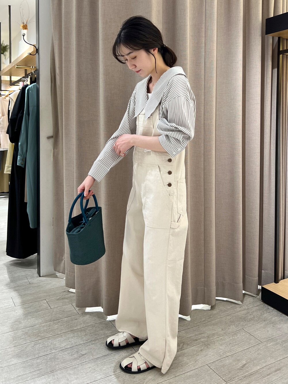 「休日スタイル、オトナカジュアル、パンツスタイル、サロペット、オーバーオール、デニム、シャツスタイル、ストライプ、ホワイト、ホワイトコーデ、グルカサンダル、ワントーンコーデ」｜「CAPRICIEUX LE'MAGEのグルカサンダル（サンダル、ホワイト系）」を使った、harunaさん（レディース・165cm）の春コーディネートの3枚目の写真