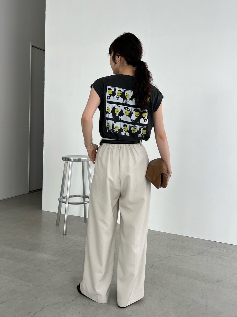 「モノトーン、大人カジュアル、春夏コーデ、シンプルコーデ、きれいめカジュアル、休日スタイル、大人女子、カジュアルコーデ、ラクチンコーデ、休日、最近のいい感じコーデ、オトナカジュアル、パンツスタイル」｜「GOOD ROCK SPEEDの〈GOOD ROCK SPEED〉GREENDAYノースリＴシャツ（Tシャツ/カットソー、ブラック系）」を使った、harunaさん（レディース・165cm）の春コーディネートの4枚目の写真