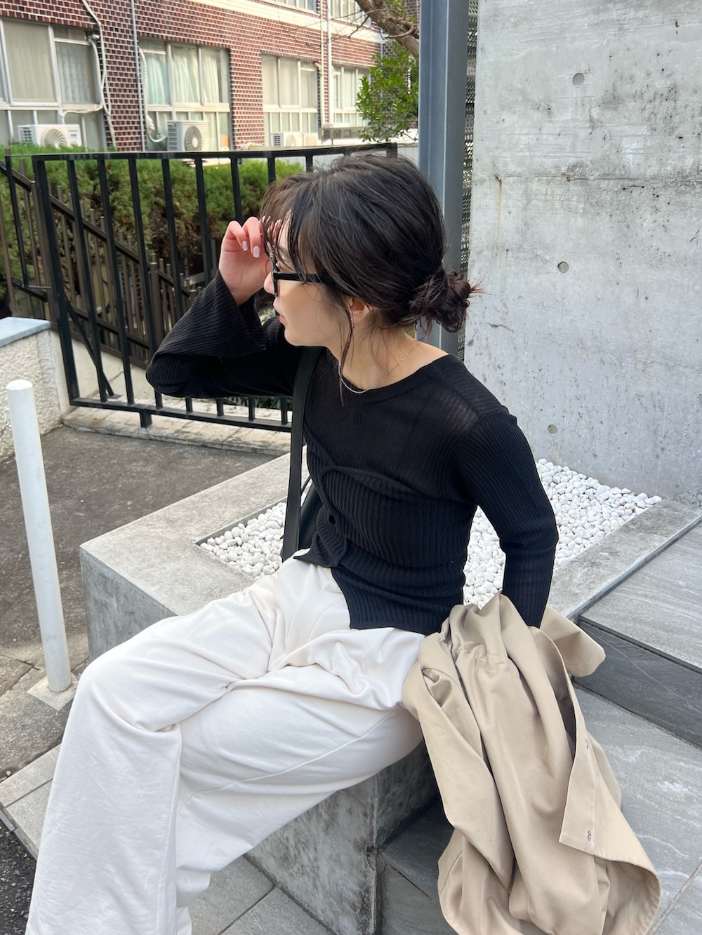 「レイヤードスタイル、ビスチェ、オトナカジュアル、春服コーデ、パンツコーデ、ラクチンコーデ、着回しコーデ、きれいめカジュアル、シンプルスタイル、春、楽チンコーデ、大人ファッション、春服、スウェットコーデ、ゆるコーデ」｜「CAPRICIEUX LE'MAGEの【yao企画】【高身長サイズあり】タックスウェットパンツ（その他パンツ、ホワイト系）」を使った、harunaさん（レディース・165cm）の冬コーディネートの4枚目の写真
