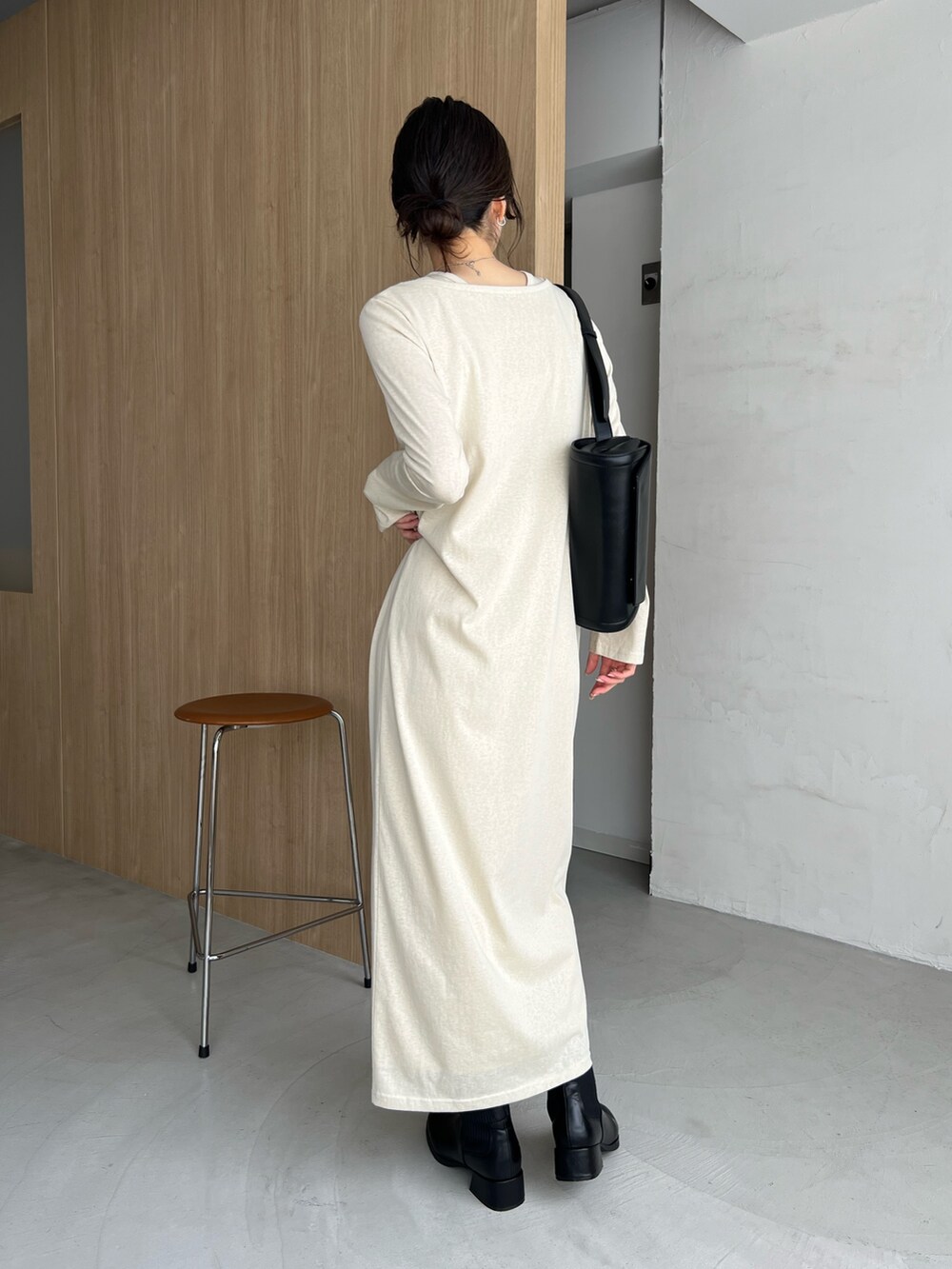 「お出かけコーデ、秋服準備はじめました、レイヤードスタイル、淡色コーデ、ワンピース、ブーツ、シンプルコーデ、骨格ナチュラル、高身長女子」｜「CAPRICIEUX LE'MAGEの【低身長サイズあり】2SET Uネックワンピース（ワンピース、ベージュ系）」を使った、harunaさん（レディース・165cm）の夏コーディネートの5枚目の写真