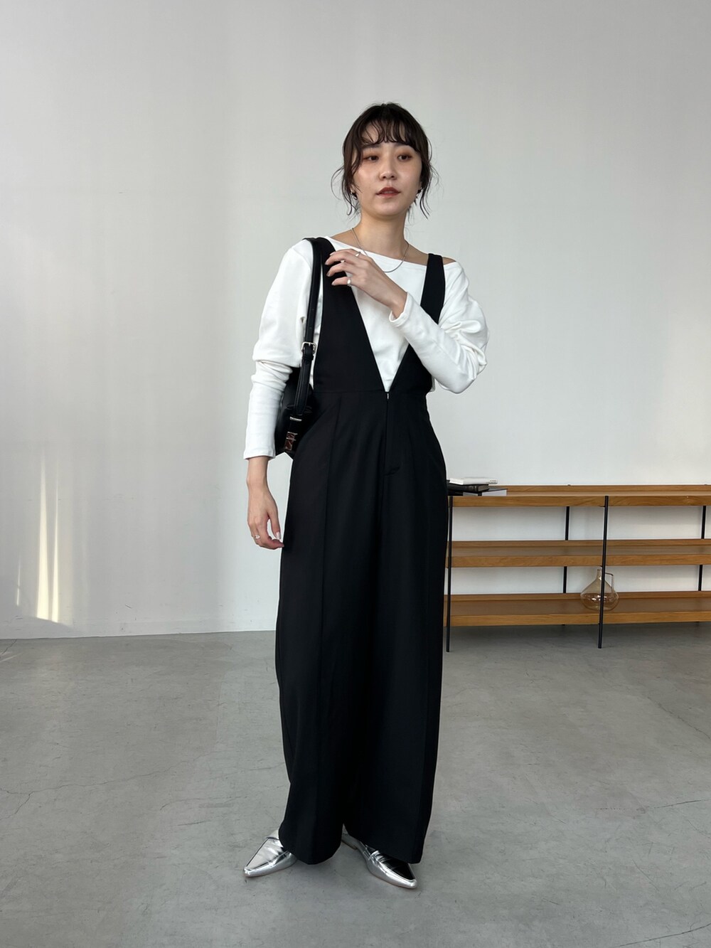 「レイヤードスタイル、チュール、お出かけコーデ、秋コーデ、ロンT、Tシャツ、ロンパース、ロンパースコーデ、骨格ナチュラル、ローフォー」｜「CAPRICIEUX LE'MAGEの【完売カラー追加予約受付中】【shio企画】チョーカーボートネックロンＴ（Tシャツ/カットソー、ホワイト系）」を使った、harunaさん（レディース・165cm）の秋コーディネートの2枚目の写真