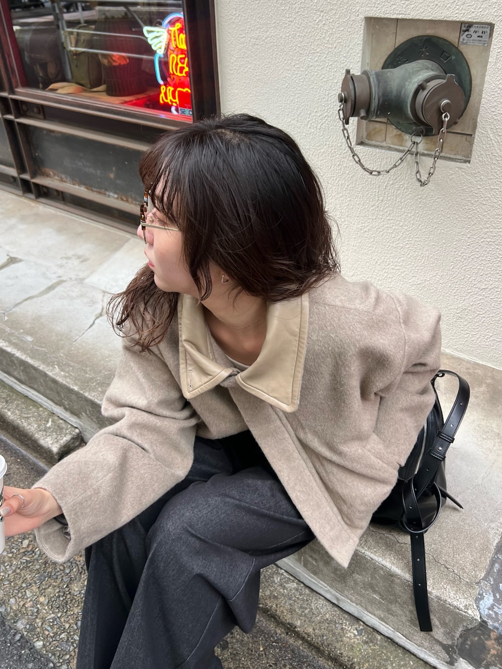 ベージュ系のその他アウター、ブラック系のその他パンツを着用したレディースの秋コーディネートの5枚目の写真