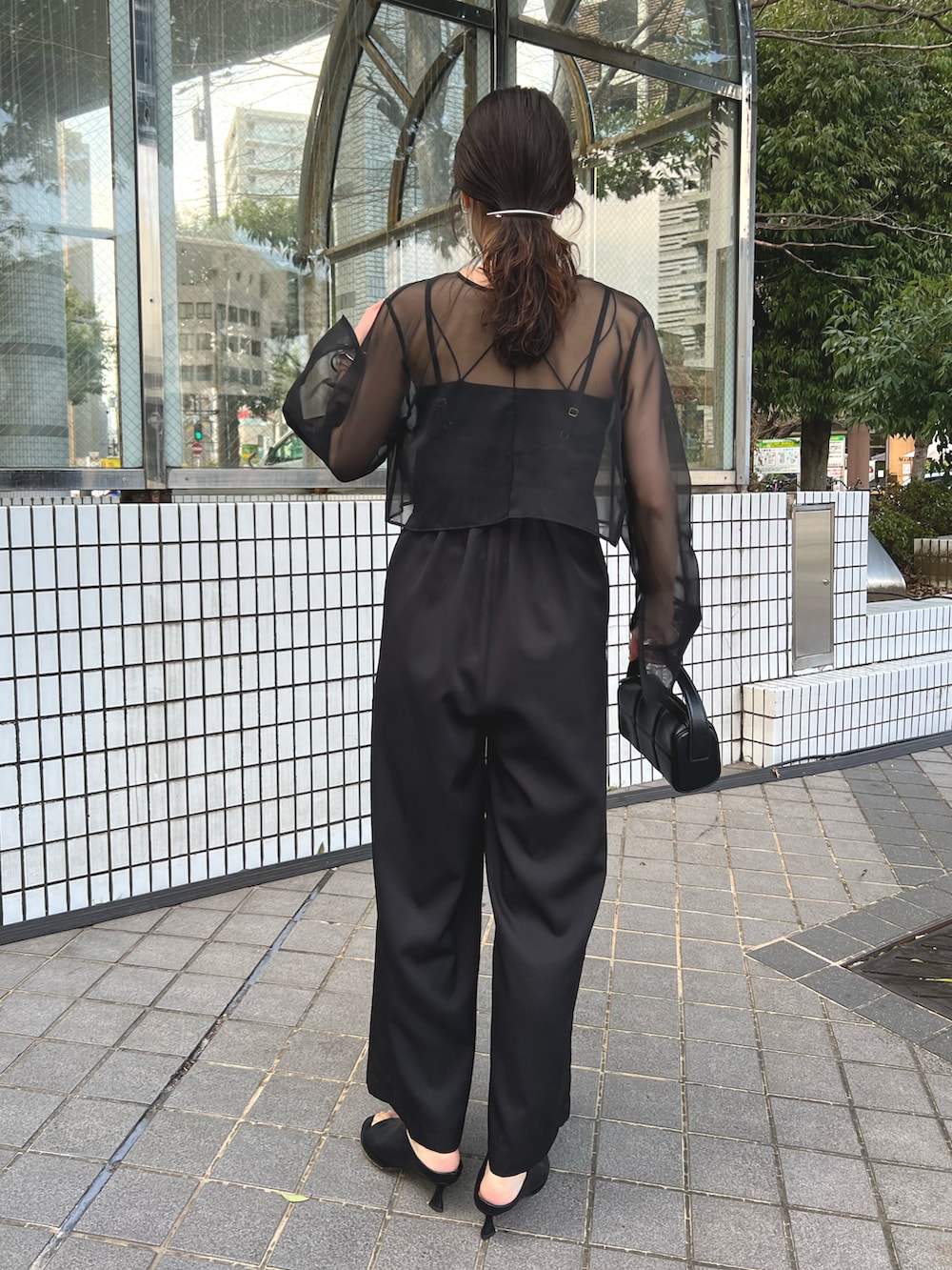 「大人カジュアル、休日スタイル、大人かわいい、パンツコーデ、シースルー、シアートップス、キャミサロペット、サロペット、きれいめカジュアル、ブラック、お呼ばれスタイル、オケージョン、お出かけコーデ、春先取り」｜「CAPRICIEUX LE'MAGEの【オケージョンアイテム】オーガンジーSETサロペット（つなぎ/オールインワン、ブラック系）」を使った、harunaさん（レディース・165cm）の冬コーディネートの2枚目の写真