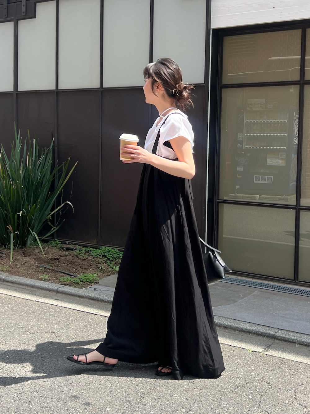 「大人カジュアル、最近のいい感じコーデ、リボン、モノトーン、フレアパンツ、春夏コーデ、シンプルコーデ、レイヤードスタイル、韓国ファッション、きれいめカジュアル、休日スタイル、大人女子、リラックススタイル、夏ファッション、大人かわいい」｜「CAPRICIEUX LE'MAGEのギャザーフレンチTシャツ（Tシャツ/カットソー、ホワイト系）」を使った、harunaさん（レディース・165cm）の春コーディネートの2枚目の写真