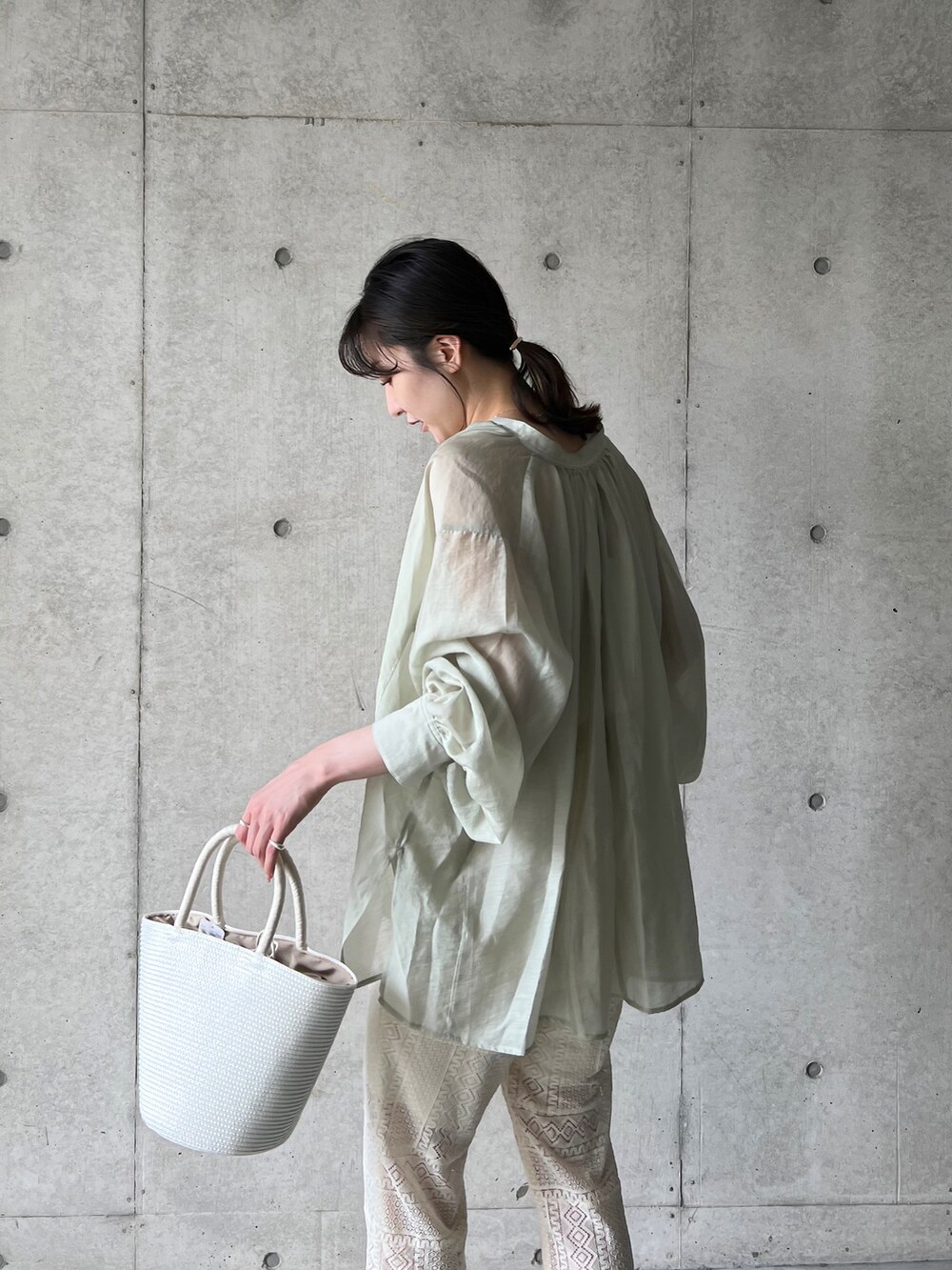 シルバー系のサンダル、ホワイト系のトートバッグ、ホワイト系のその他パンツを着用したレディースの春コーディネートの3枚目の写真