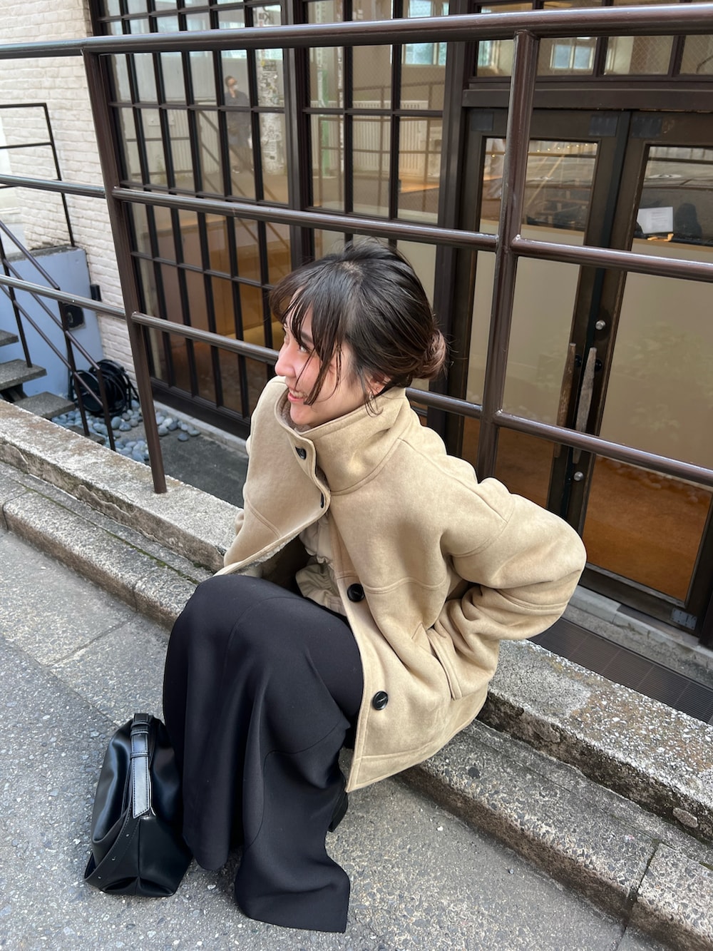 ブラック系のスカート、ホワイト系のTシャツ/カットソー、ベージュ系のその他アウターを着用したレディースの秋コーディネートの3枚目の写真