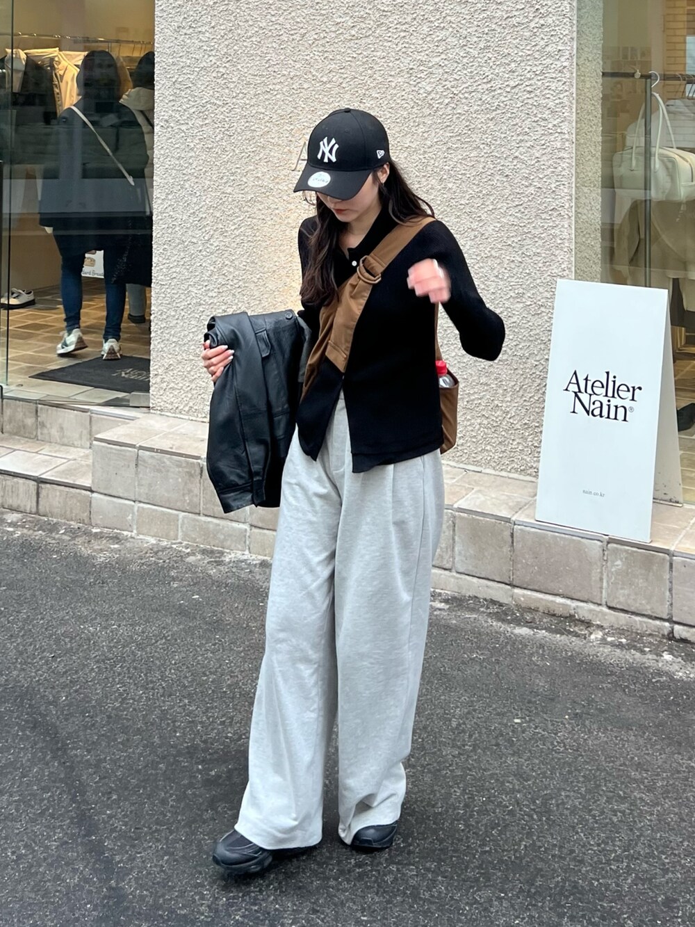 「春めき満開コーデ、春コーデ、大人カジュアル、スポーツミックス、休日スタイル、スニーカー、カーディガン、お出かけコーデ、カジュアルスタイル、春服、ゆるコーデ、パンツコーデ、トレンド、高身長女子、オトナカジュアル」｜「CAPRICIEUX LE'MAGEの2重襟リブカーディガン（カーディガン/ボレロ、ブラック系）」を使った、harunaさん（レディース・165cm）の春コーディネートの2枚目の写真