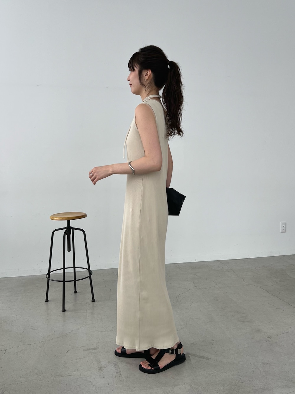 「お出かけコーデ、デートコーデ、ワンピース、淡色コーデ、きれいめカジュアル、初夏コーデ、カラーコーデ、オトナカワイイ、リラックススタイル、きれいめコーディネート、ヘルシーコーデ、ラクチンコーデ、大人女子」｜「CAPRICIEUX LE'MAGEのツイストバッグ（ショルダーバッグ、ブラック系）」を使った、harunaさん（レディース・165cm）の春コーディネートの4枚目の写真