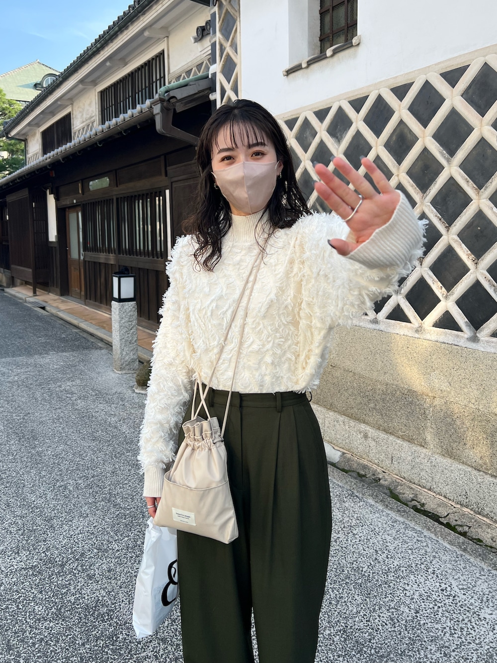 「秋冬コーデ、シンプルコーデ、ゆるコーデ、カジュアル、大人カジュアル、カーキ、ニット、フェザー、フェザーニット、シャギーニット、ミリタリー、CLANE、お出かけコーデ」｜「Ray BEAMSのRay BEAMS / フリンジ ハイネック ニット（ニット/セーター、ホワイト系）」を使った、harunaさん（レディース・165cm）の秋コーディネートの2枚目の写真