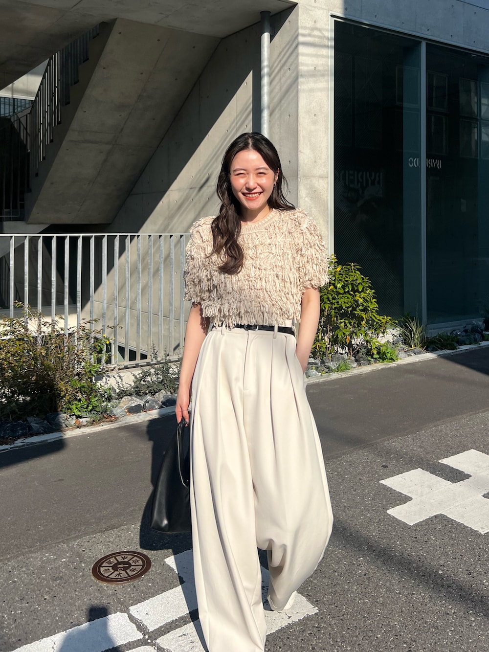「大人カジュアル、最近のいい感じコーデ、リボン、春夏コーデ、シンプルコーデ、レイヤードスタイル、きれいめカジュアル、大人女子、春、カジュアルコーデ、キレイめ、オトナカジュアル、今日のコーデ、パンツスタイル」｜「CAPRICIEUX LE'MAGEのループフリンジ半袖プルオーバー（ニット/セーター、ベージュ系）」を使った、harunaさん（レディース・165cm）の春コーディネートの4枚目の写真
